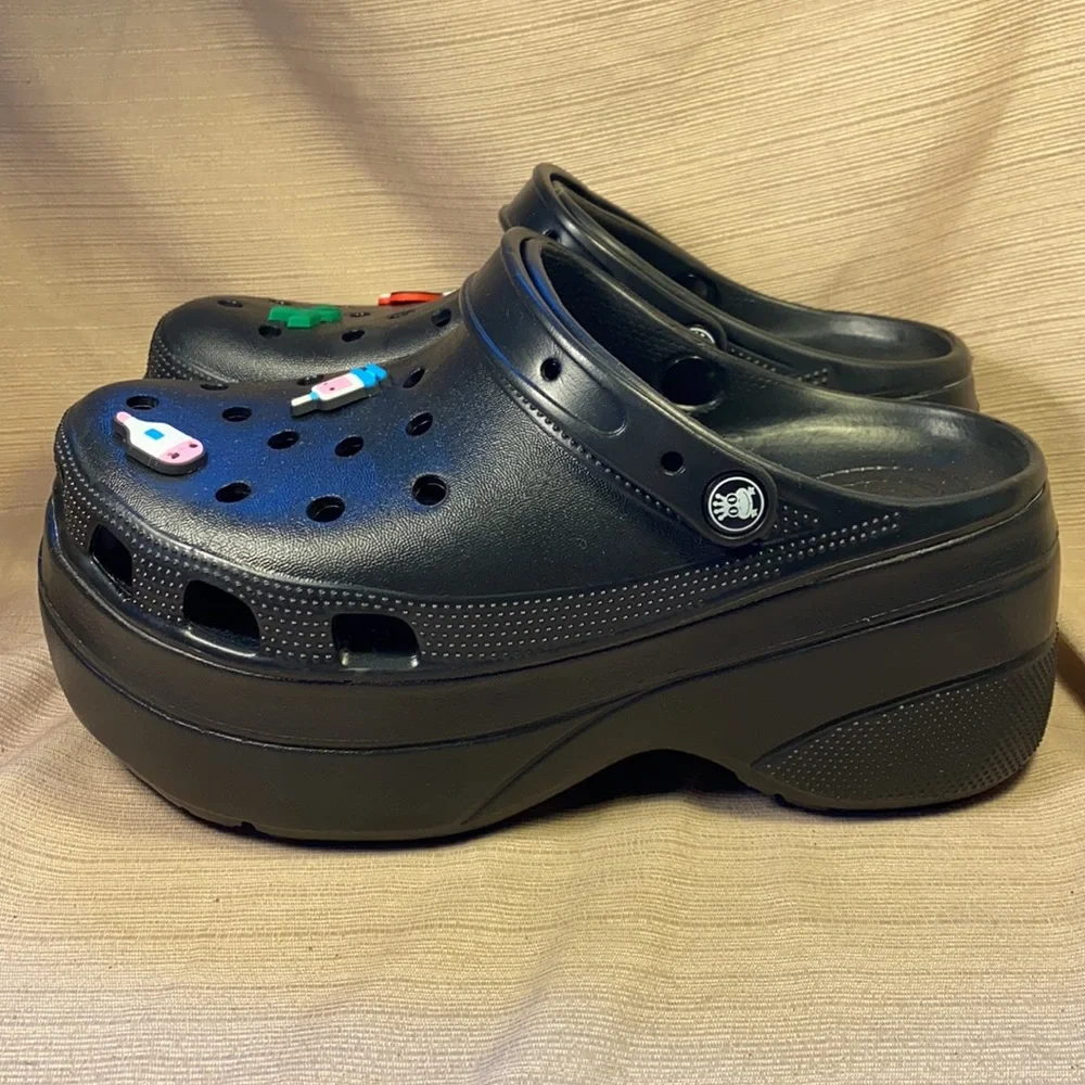 NWOT never worn platform mules w/4 nurse jibbitz